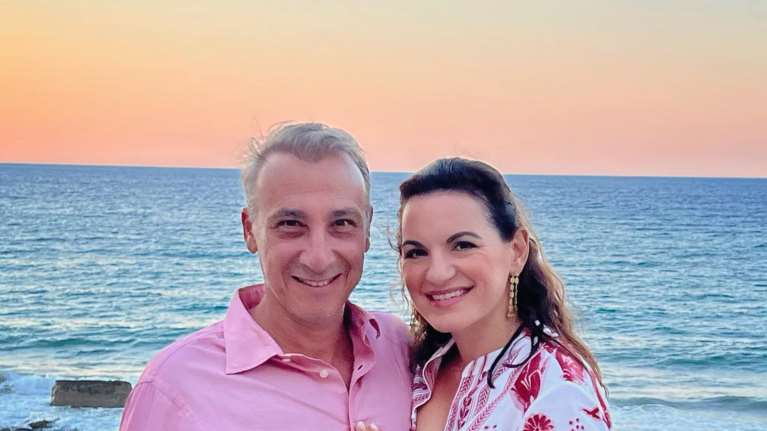 Ολγα Κεφαλογιάννη: Το summer style με εντυπωσιακή μάξι τουνίκ και μακριά χρυσά σκουλαρίκια [εικόνες]