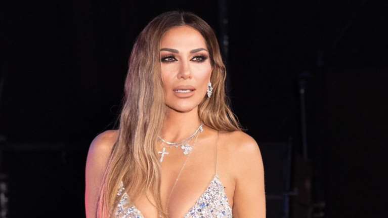 Βανδή - Μπισμπίκης: Στη Μύκονο με πολυτελή θαλαμηγό - Στο κατάστρωμα με καρό μπικίνι και αψεγάδιαστο κορμί η τραγουδίστρια