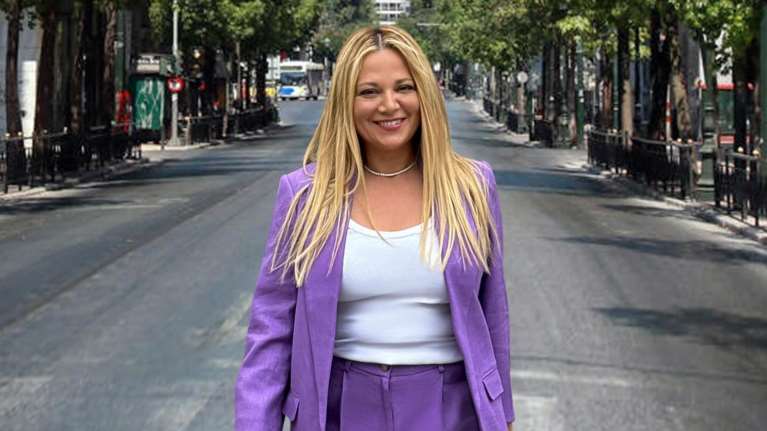 Νάνσυ Ζαμπέτογλου: Με tutti frutti κολάν και φούτερ σε μία ανοιξιάτικη εμφάνιση