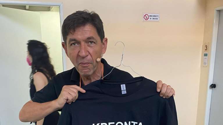 Σάλος με την προκλητική μπλούζα του Γεράσιμου Σκιαδαρέση - Διχασμός στο Twitter για το &quot;Κρέοντα γ@@@&quot;