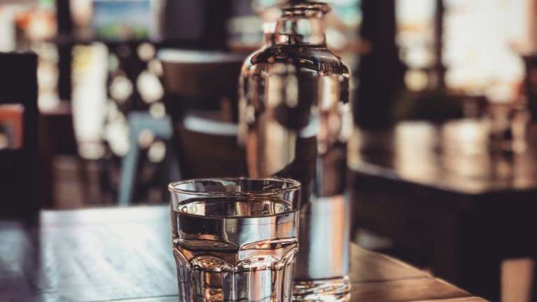 Γαλλία: Σέρβιραν εμφιαλωμένο νερό με καυστική σόδα σε μπιραρία - Στην εντατική 46χρονη