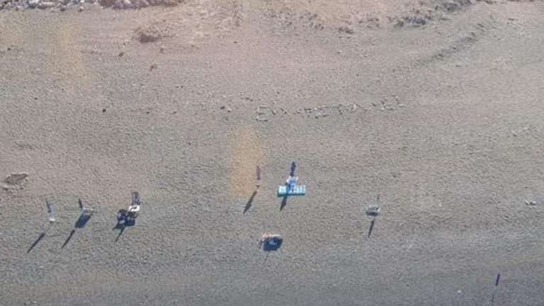 Φωτιά στην Εύβοια: "Ευχαριστούμε" έγραψαν στην άμμο οι κάτοικοι στο Πευκί για τα εναέρια μέσα