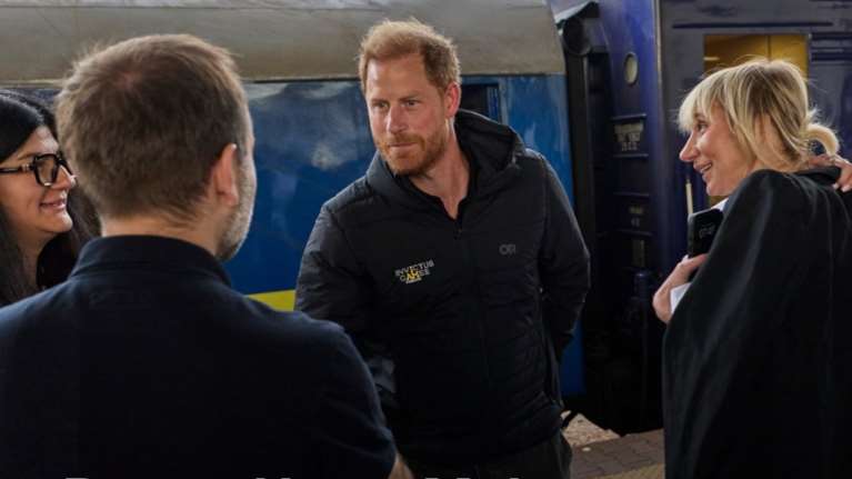 Η επιστροφή του πρίγκιπα Χάρι στην ενεργό δράση: Αιφνιδιαστική επίσκεψη στην Ουκρανία μετά το τσάι με τον πατέρα του