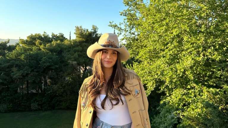 Η Αλεξάνδρα Κωστοπούλου στην κουζίνα του σπιτιού της - Ψήνει μπανανόψωμο