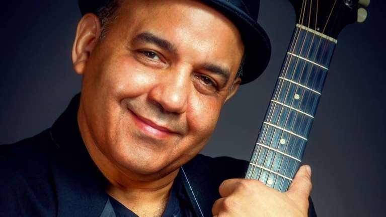 Πέθανε στα 59 του ο γνωστός Κουβανός μουσικός Χουάν Κάρλος Φορμέλ - Έπαθε καρδιακή προσβολή στη σκηνή