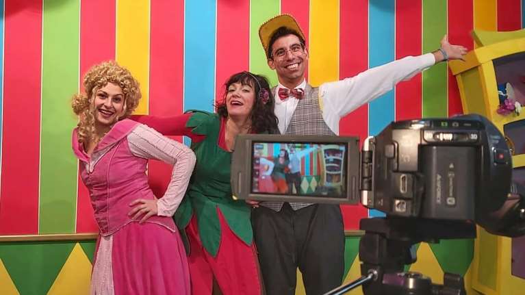 Πώς να οργανώσετε διαδικτυακά παιδικά πάρτι γενεθλίων: Ξετύλιγμα δώρων σε ζωντανή σύνδεση