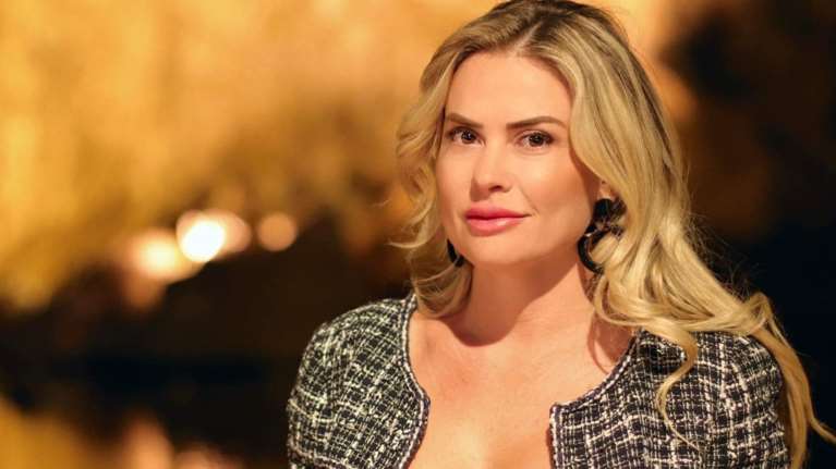 Εκβιασμό με ψεύτικες γυμνές φωτογραφίες της, καταγγέλλει η αντιδήμαρχος Βάρης-Βούλας-Βουλιαγμένης