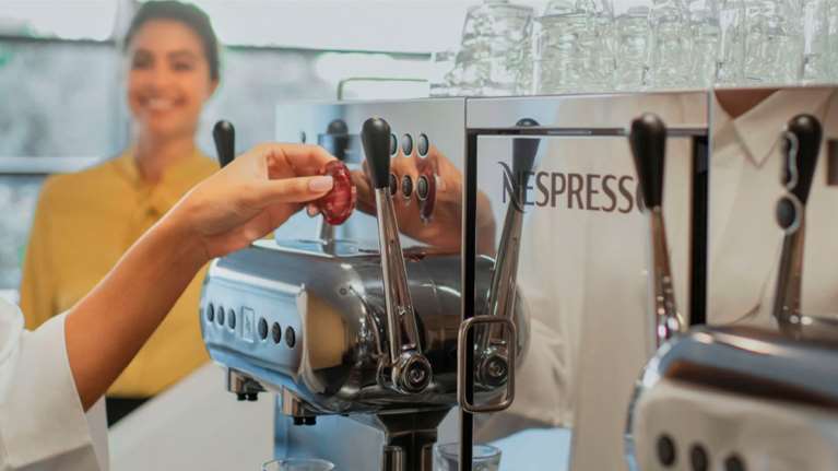 Απολαμβάνουμε την τέλεια ποσότητα και ποιότητα καφέ στο γραφείο, με το πάτημα ενός κουμπιού