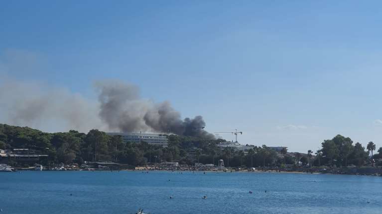 Αστέρας Βουλιαγμένης: Εσβησε η φωτιά στον αποθηκευτικό χώρο [Εικόνες-Βιντεο]