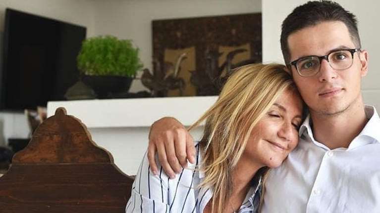 Μαρέβα Μητσοτάκη: Ποζάρει με λινό σορτς και αμάνικο τοπ μαζί με τον γιο της Κωνσταντίνο Μητσοτάκη