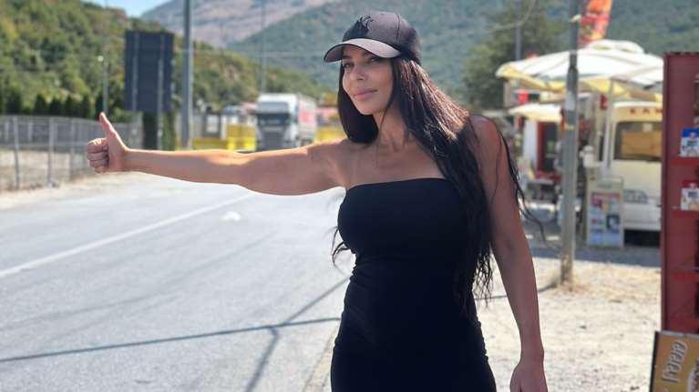 Πάει Αλβανία με ...οτοστόπ η Κέλλυ Κελεκίδου - Η φωτογράφιση σε περίπτερο πριν τη συναυλία στην Κορυτσά