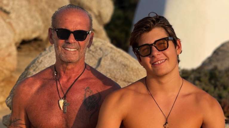 Ο Μάξιμος Κωστόπουλος έκλεισε τα 17: Η νέα εμφάνιση του γυμνασμένου και γοητευτικού νεαρού