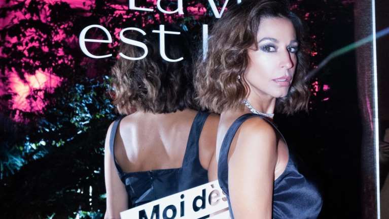 The Goddess: Η Κατερίνα Παπουτσάκη εκθαμβωτική, με μίνι μαύρο φόρεμα Mi-Ro στο Παρίσι [εικόνες]