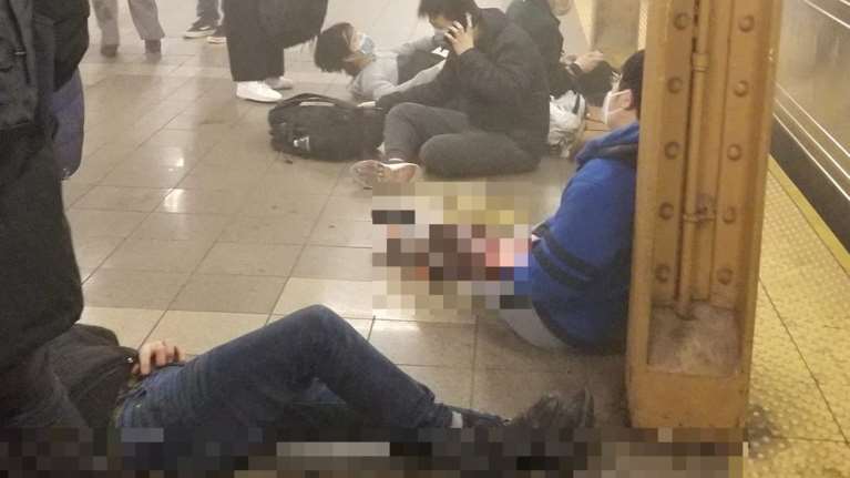 Συναγερμός στη Νέα Υόρκη: Τουλάχιστον 13 τραυματίες μετά από πυροβολισμούς σε σταθμό του μετρό στο Μπρούκλιν