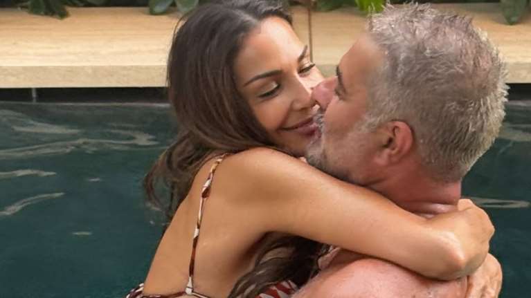 Δέσποινα Βανδή: Η εξομολόγησή της για τα 56+1 χρόνια της - Λιώνει στην πισίνα στην αγκαλιά του  Βασίλη Μπισμπίκη