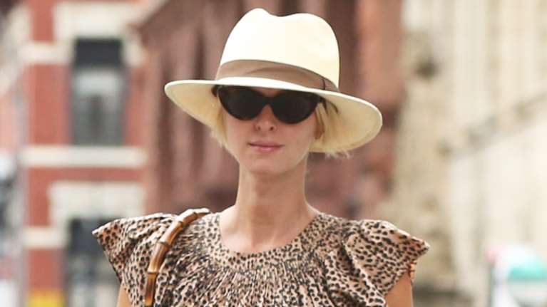 3 στιλιστικές συμβουλές για να φέρεις αέρα διακοπών στα looks της πόλης