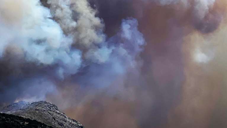 Φωτιά Νέα Στύρα: Ενα κύριο μέτωπο στο Νιμπορειό - &quot;Χειρουργικές επεμβάσεις&quot; στα σημεία της πυρκαγιάς - Επί τόπου ο Χρυσοχοΐδης