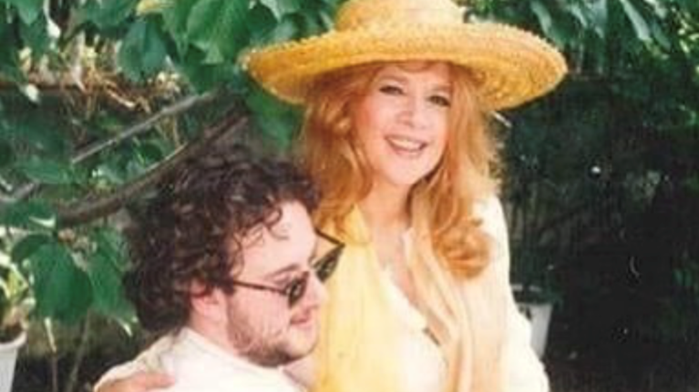 Στο φως αδημοσίευτη φωτογραφία της Βουγιουκλάκη από την εγκυμοσύνη της - Με κόκκινο φόρεμα και φουσκωμένη κοιλίτσα