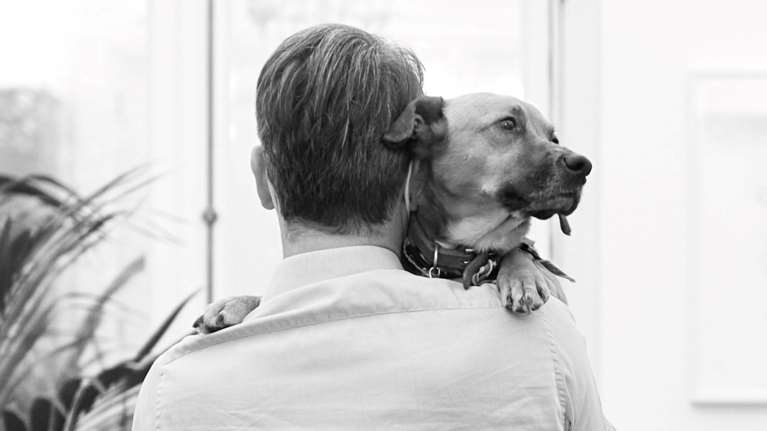 Ο Κυριάκος Μητσοτάκης αγκαλιά με τον Πίνατ- Για την Παγκόσμια Ημέρα Αδέσποτων ζώων