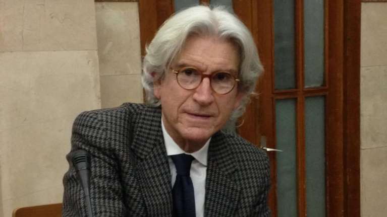 Ο Σάκης Μουμτζής εξηγεί, γιατί ο Μητσοτάκης παραμένει πρώτος στις δημοσκοπήσεις (παρά τη φθορά)