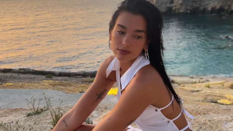 Ηλιοβασιλέματα στην Αλβανία για τη Ντούα Λίπα: Μετά τις διακοπές στην Πελοπόννησο, κάνει μια στάση στην ιδιαίτερη πατρίδα της