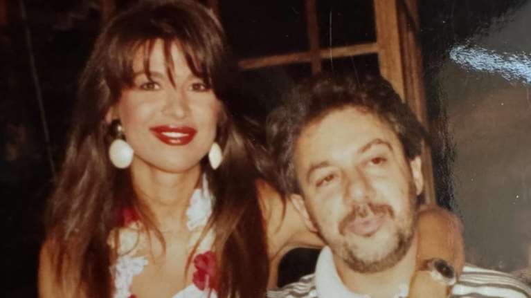 Αντώνης Βαρδής: Σπάνιες και αδημοσίευτες φωτογραφίες από τη Χριστίνα Μαραγκόζη, 11 χρόνια μετά τον θάνατό του