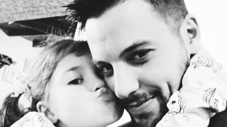 Πάτρα: &quot;Υπάρχουν άγγελοι&quot; - Το τραγούδι που έγραψε ο πατέρας των τριών κοριτσιών για τον θάνατό τους [Βίντεο]