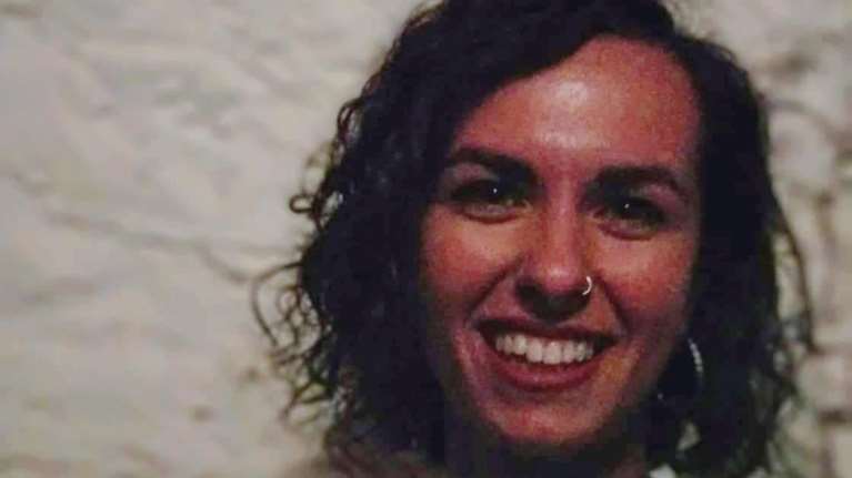 Μελίνα Αλεφαντή: Ποια είναι νεαρή &quot;επαναστάτρια&quot; της Αγ. Παρασκευής που κάνει ΑΝΤΑΡΣΥΑ στην πλατεία