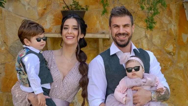 Όλοι κοιτούσαν τον γιο του Άκη Πετρετζίκη: Ο Αχιλλέας Πετρετζίκης πήγε στην παρέλαση ντυμένος τσολιάς και έκλεψε τις εντυπώσεις