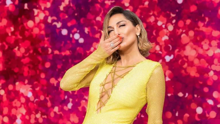 Δέσποινα Βανδή: Βουτιές στην Επίδαυρο με crochet μαγιό και τον γιο του Μπισμπίκη