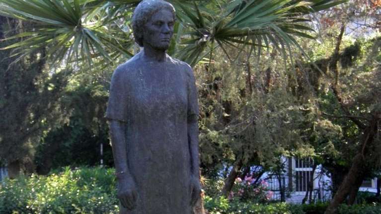 Νίκαια: Εκλάπη το άγαλμα &quot;Η Γυναίκα του Λαού&quot; από την πλατεία Παιδικής Στέγης