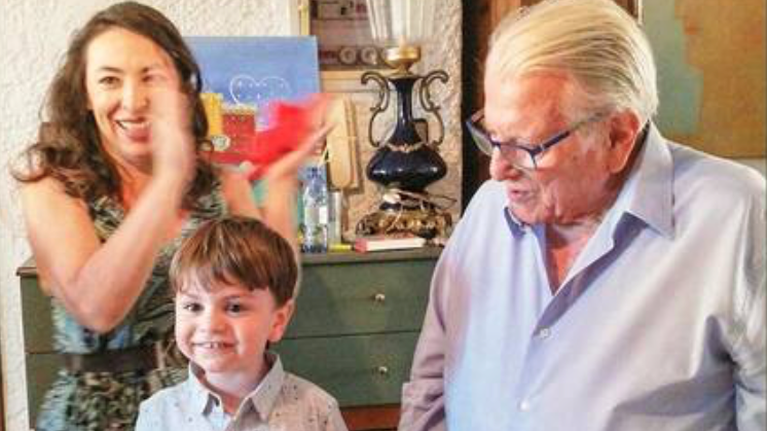 Φοίβος Βουτσάς: Η νέα εμφάνιση στο θέατρο και η απίστευτη ομοιότητα με τον πατέρα του Κώστα Βουτσά