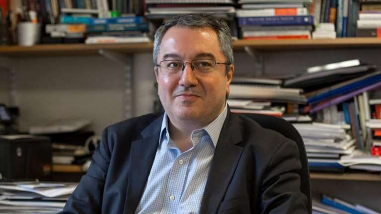 &quot;Καμπανάκι&quot; Μόσιαλου: Δεν αποκλείεται 4ο κύμα κορονοϊού στην Ελλάδα - Κανονικότητα όταν θα εμβολιαστεί το 60% του πληθυσμού