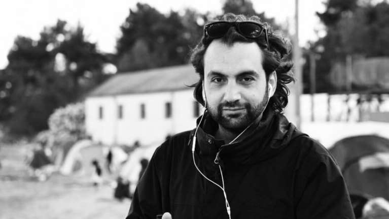 ΕΣΗΕΑ: Νέο περιστατικό αστυνομικής βίας κατά δημοσιογράφου – Ο Νίκος Χριστοφάκης έχασε το 55% της ακοής του