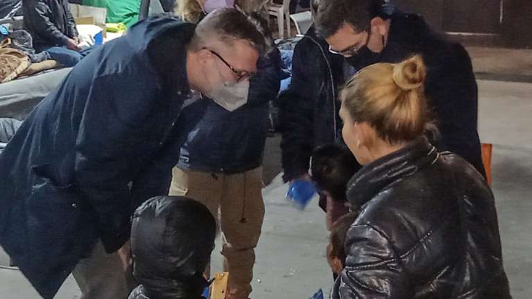 Ο Άκης Σκέρτσος μοίρασε φαγητό σε αστέγους μαζί με τους Γιατρούς Του Κόσμου [εικόνες]