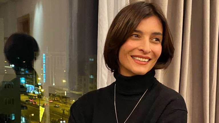 Αντιγόνη Κουλουκάκου: Ο ιδανικός τρόπος που συνδύασε το λευκό blazer με denim παντελόνι