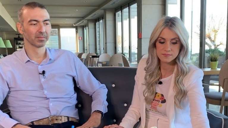 Αλέξανδρος Νικολαΐδης: 40 ημέρες από τον θάνατό του: Με στίχους Δημουλά μιλά για την απώλεια του η σύζυγός του