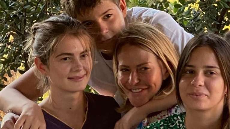 Αλεξάνδρα Κωστοπούλου: Η φωτογραφία σε παραλία της Πάτμου με λευκό μπικίνι και παρεό