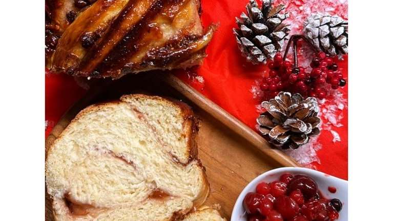 Σούπερ λαχταριστή συνταγή: Tσουρέκι γεμιστό με μαρμελάδα και σοκολάτα