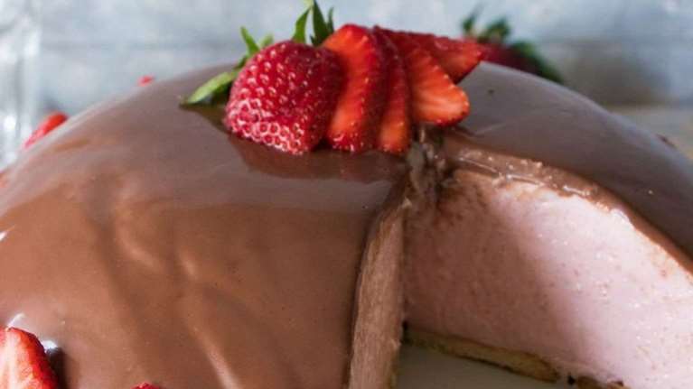 Τέλειο και δροσερό γιαουρτογλυκό ψυγείου με μπισκότα και φράουλες