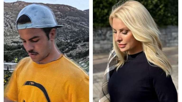 Ο Άγγελος Λάτσιος φωτογραφίζεται με τη μητέρα του Ελένη Μενεγάκη σε οικογενειακές διακοπές