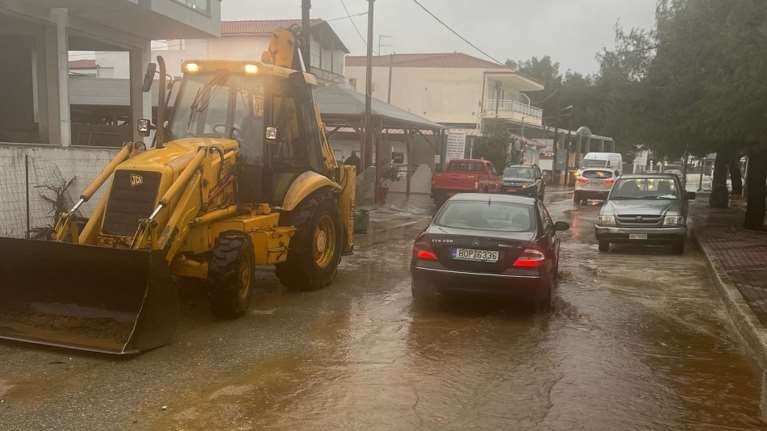 Σιθωνία: Κατολισθήσεις και πτώσεις βράχων στο επαρχιακό οδικό δίκτυο