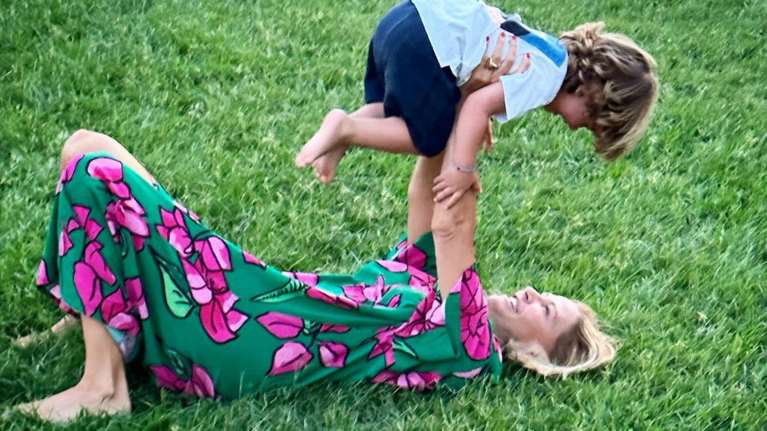 Τζένη Μπαλατσινού: Η τρυφερή φωτογραφία με τον γιο της κάτω από το χριστουγεννιάτικο δέντρο