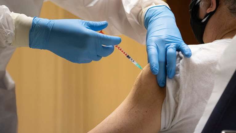 Τζανάκης: Πέντε φορές μικρότερη η πιθανότητα να νοσήσουν οι εμβολιασμένοι