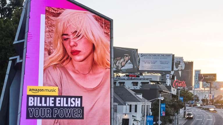 Η ανατρεπτική Μπίλι Άιλις με μαλλιά αλά Μέριλιν Μονρόε και εσώρουχα σε φωτογράφησή [Εικόνες]