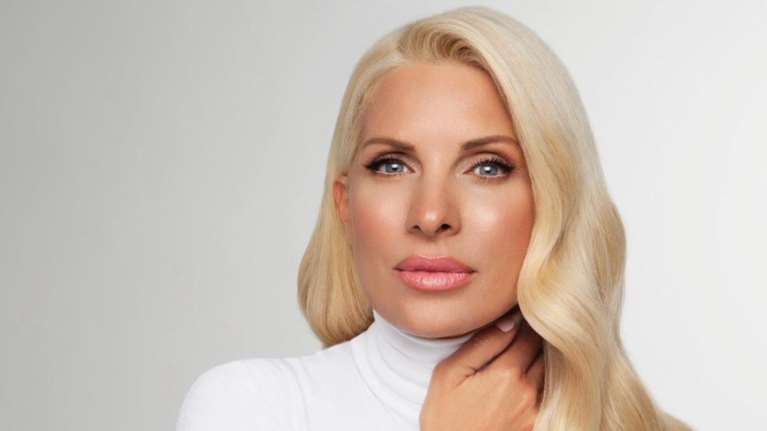 Ελένη Μενεγάκη: Η επίσημη φωτογράφιση στα λευκά για τον καρκίνο του μαστού