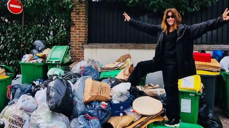 &quot;Ηρθε η άνοιξη&quot;: Η φαρμακερή ανάρτηση της Κάρλα Μπρούνι που φωτογραφίζεται πάνω σε ένα βουνό από σκουπίδια στο Παρίσι