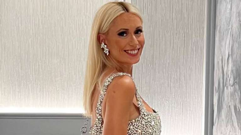 H Μαρία Μπακοδήμου με σούπερ μίνι φόρεμα κεντημένο με πετράδια - Η εμφάνιση σε τελετή βράβευσης