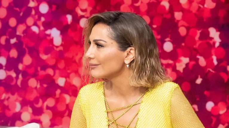 Δέσποινα Βανδή: Η βραδινή εμφάνιση με καυτό τζιν σορτσάκι και αέρινη λευκή πουκαμίσα