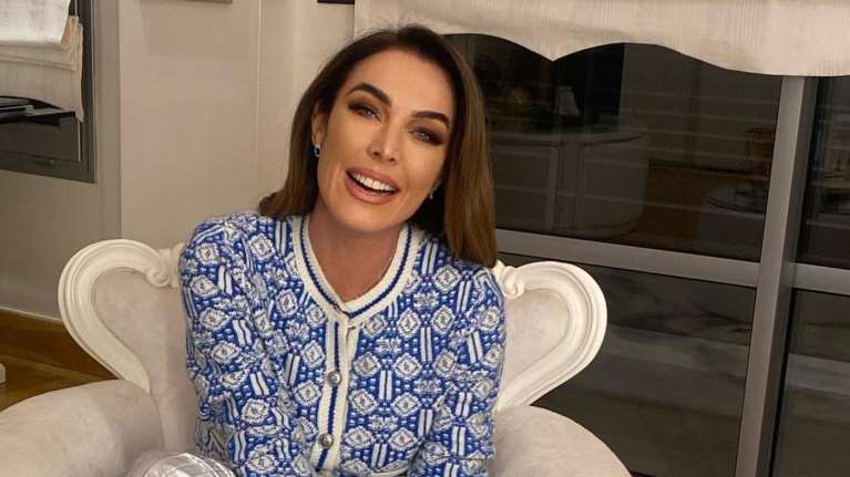 Λευκό παντού και πολυτέλεια: Η Τατιάνα Στεφανίδου μας δείχνει το σαλόνι της με ασορτί ντύσιμο